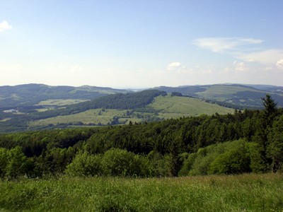 Rhn Panorama mit Arnsberg, Wasserkuppe, Himmeldunkberg, Hohe Hlle, Dammersfeld usw. vom Kreuzberg fotografiert