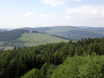 Panorama Foto Rhn mit Arnsberg, Himmeldunk und Wasserkuppe vom Kreuzberg fotografiert