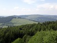 Foto vom Kreuzberg mit Blick aug Arnsberg, Heidelstein, Himmeldunkberg, Dammersfeld & Co