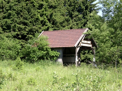 Schutzhtte fr Wanderer im Roten Moor in der Rhn